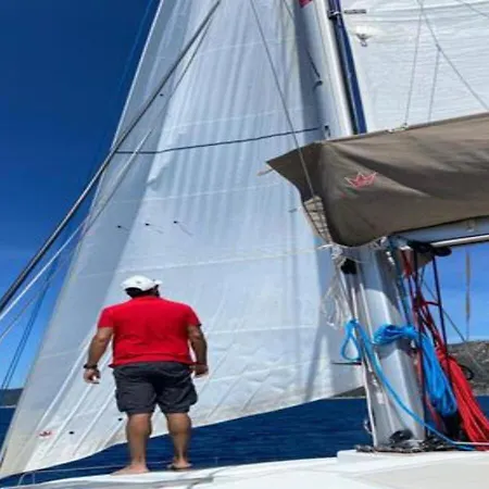 Catamarano Pax Abyssi Båthotell Villasimius
